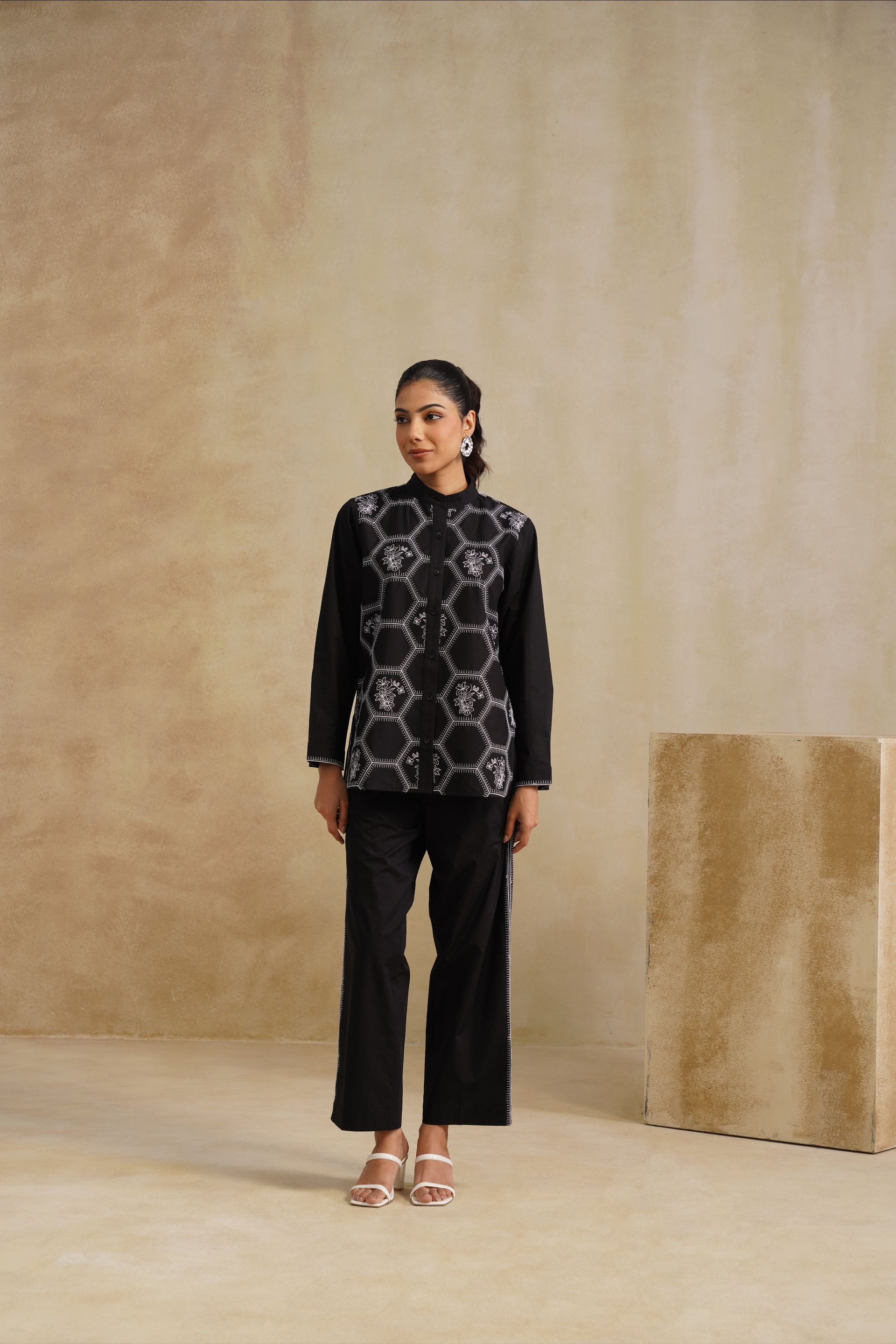 Noir Hexa Embroidered Set