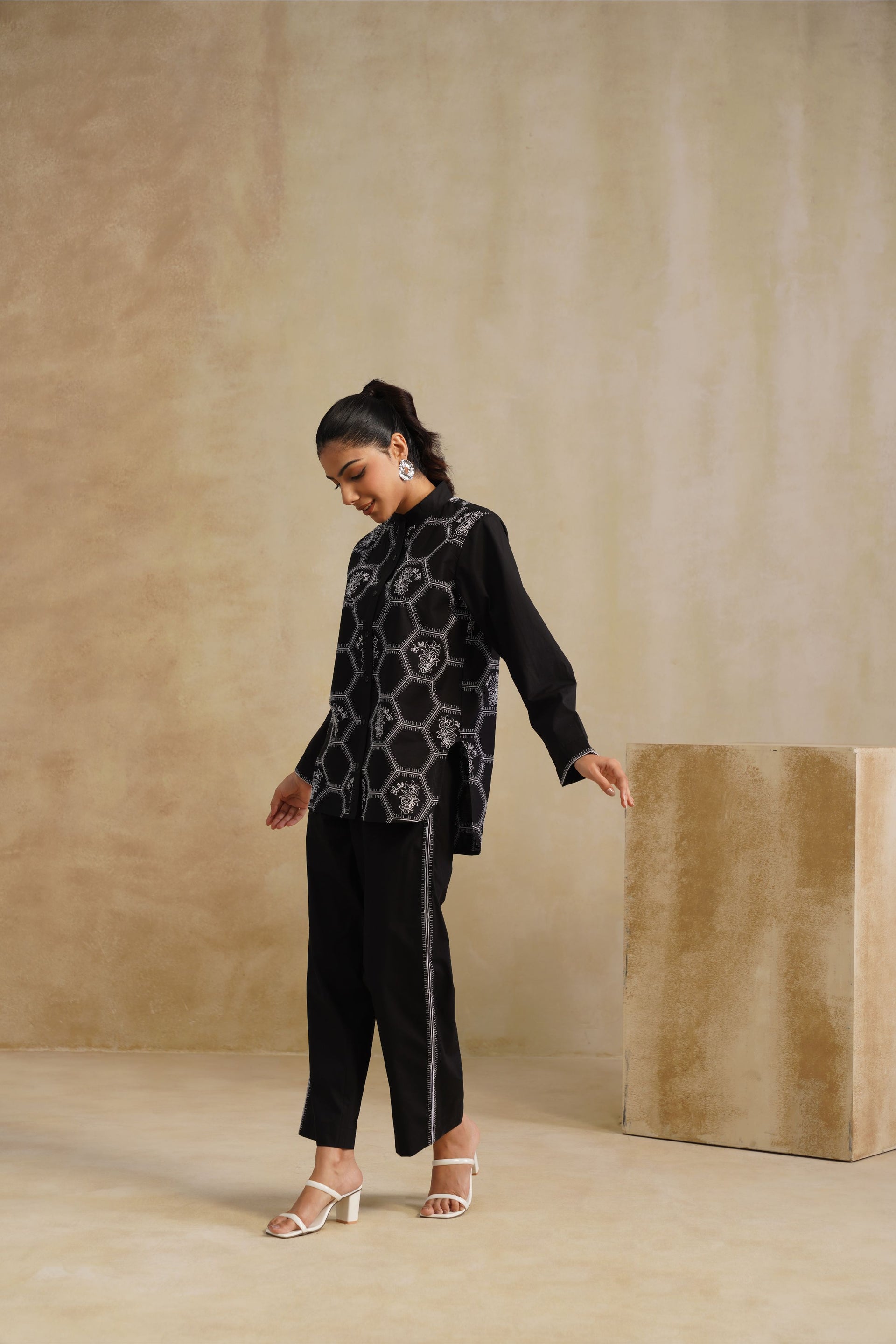 Noir Hexa Embroidered Set